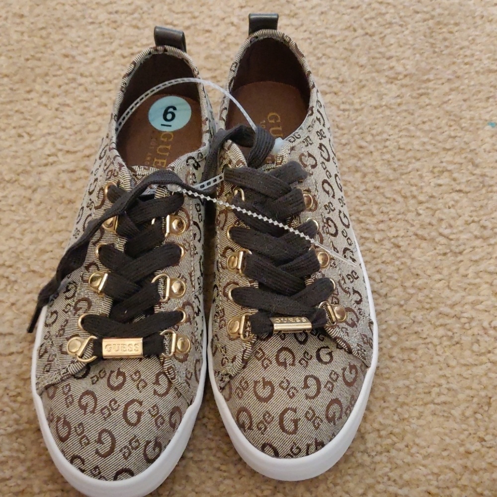 Brand New, Never Worn ~ Guess sneakers size 6